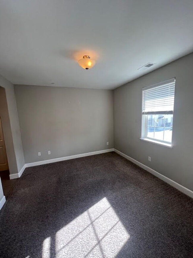 Building Photo - Clean and Newer Townhome Located in Damont...