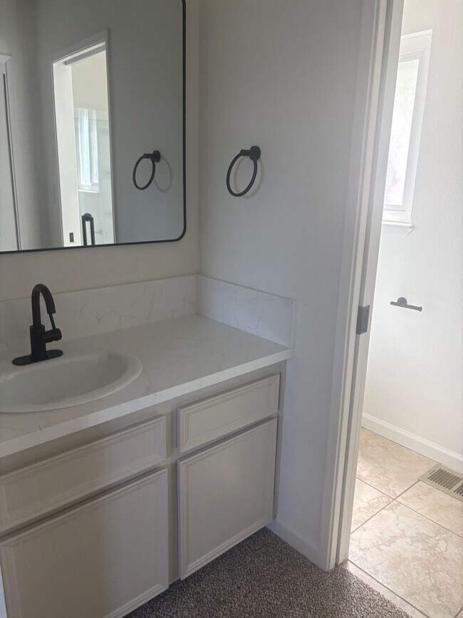 Building Photo - Updated 3 bed 2 bath home in Ceres