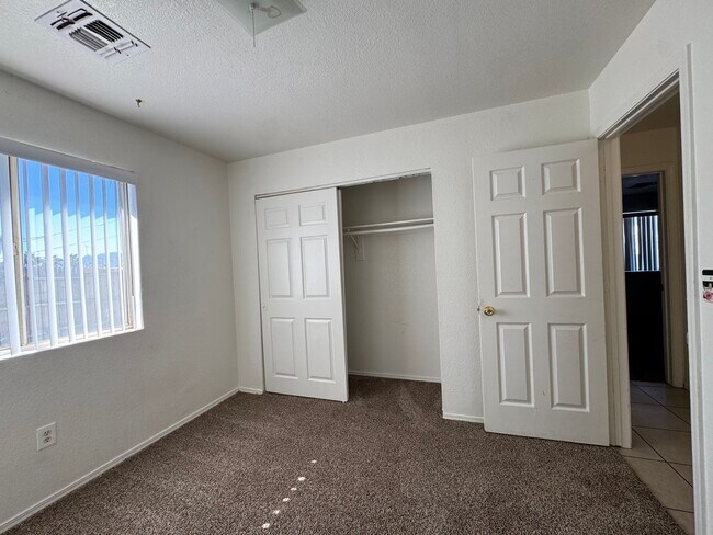 Building Photo - 3BR Duplex with gated yard and Garage