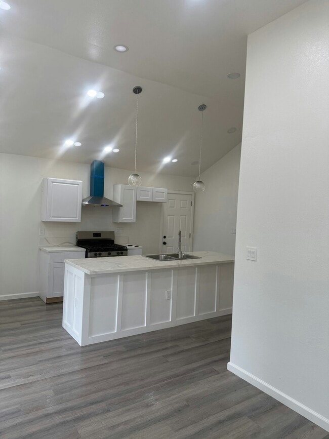 Building Photo - 4619 S Raymond Ave