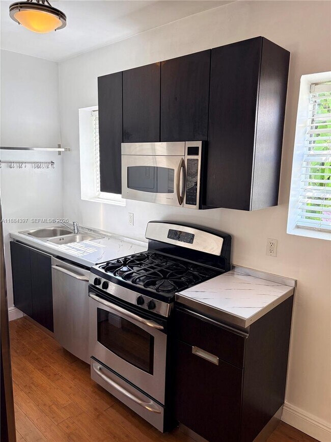 Building Photo - 4812 Pine Tree Dr