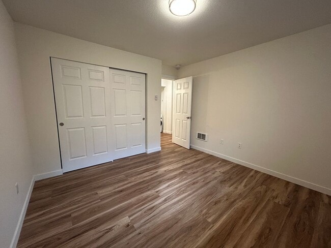 Building Photo - Updated 2bed/1bath Apartment in Prime Redmond Location!