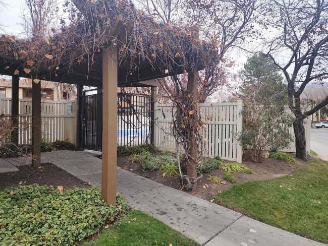 Building Photo - This one made the nice list! 2 bd. STUNNER! Hot Tub! Pet ok!