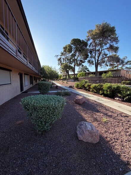 Building Photo - 575 S Royal Crest Cir