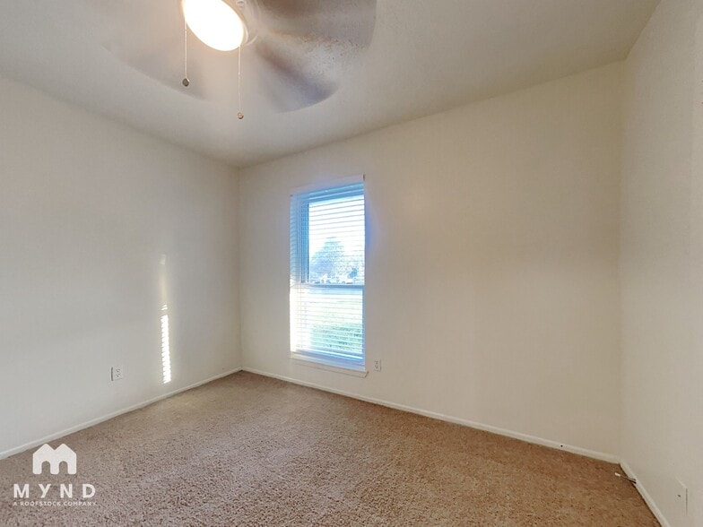 Building Photo - 10002 Green Valley Ln