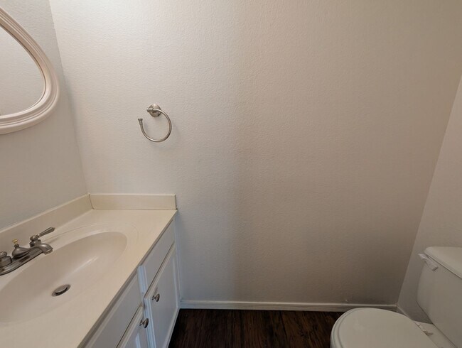 Building Photo - 4 Bedroom 2.5 Bathroom Lakewood Home
