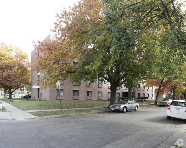 Building Photo - Lincoln Manor