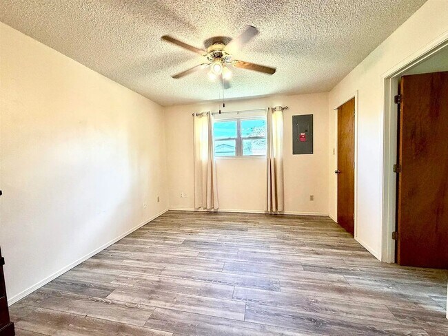 Building Photo - Welcome to this 3 BD, 2 Bth home situated on a corner lot!!