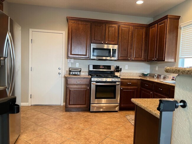 Building Photo - ABSOLUTELY AMAZING! Large 4 bedroom 2 stor...