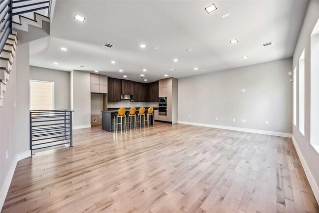 Building Photo - 1111 W 21st St