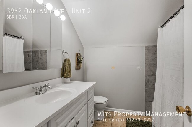 Building Photo - Charming 3Bed/2Bath Unit in South Minneapolis