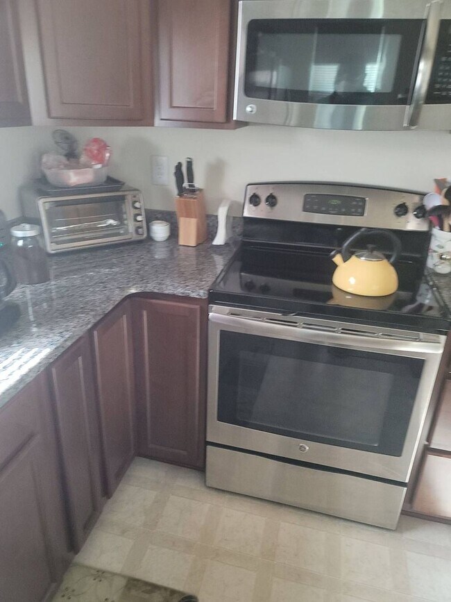 Building Photo - 3 bedroom 2.5 bath townhome in University Area