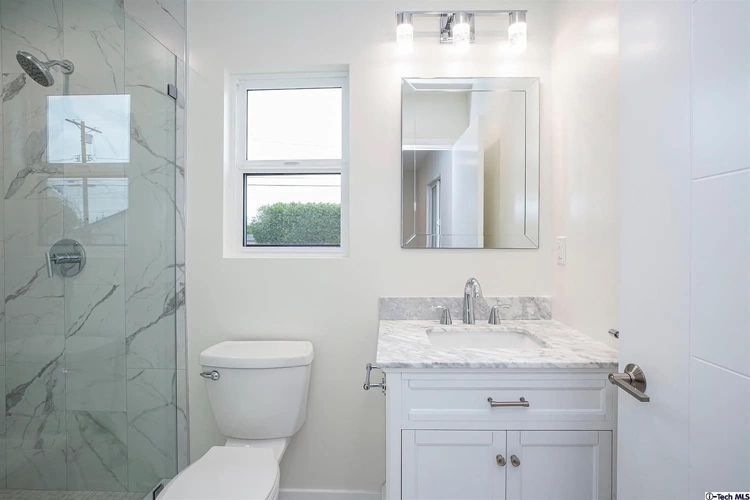 Building Photo - 10422 Woodley Ave