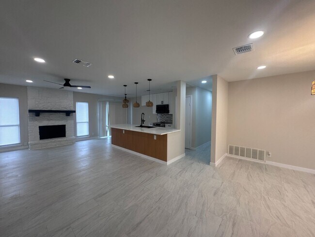 Building Photo - Newly Remodeled 3 Bd | 2 Ba | 2 Car Garage in NW Oxbox! Move In Ready!
