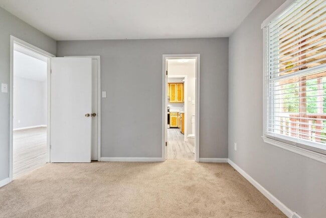 Building Photo - 648 Golfview Dr