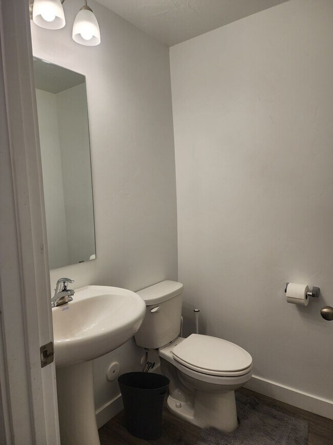 Building Photo - 379 W 2050 N