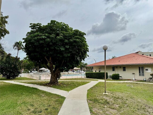 Building Photo - 1810 N Lauderdale Ave