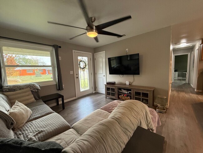 Building Photo - Spacious 4-bedroom, 2-bath pool home