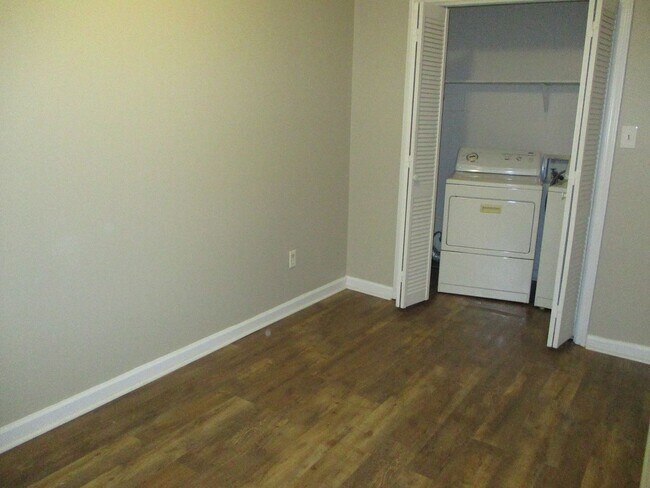 Building Photo - Updated townhome in West Augusta