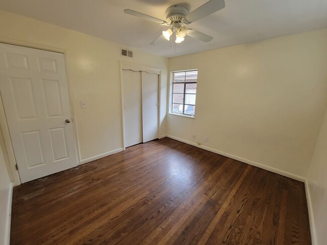 Building Photo - 3 bed move in ready!