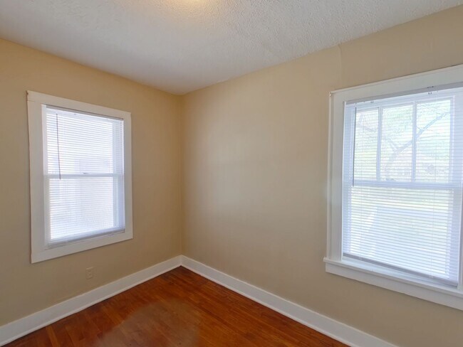 Building Photo - 806 N Terrace