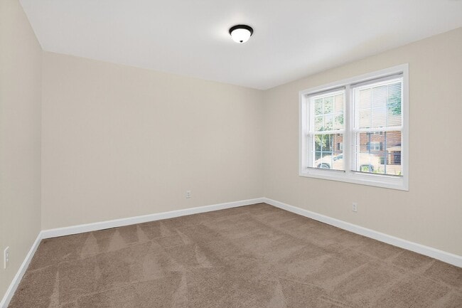Building Photo - Lovely Two Bedroom Condo in Cotswold!