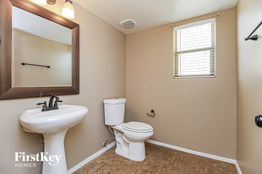 Building Photo - 2403 W Quick Draw Way