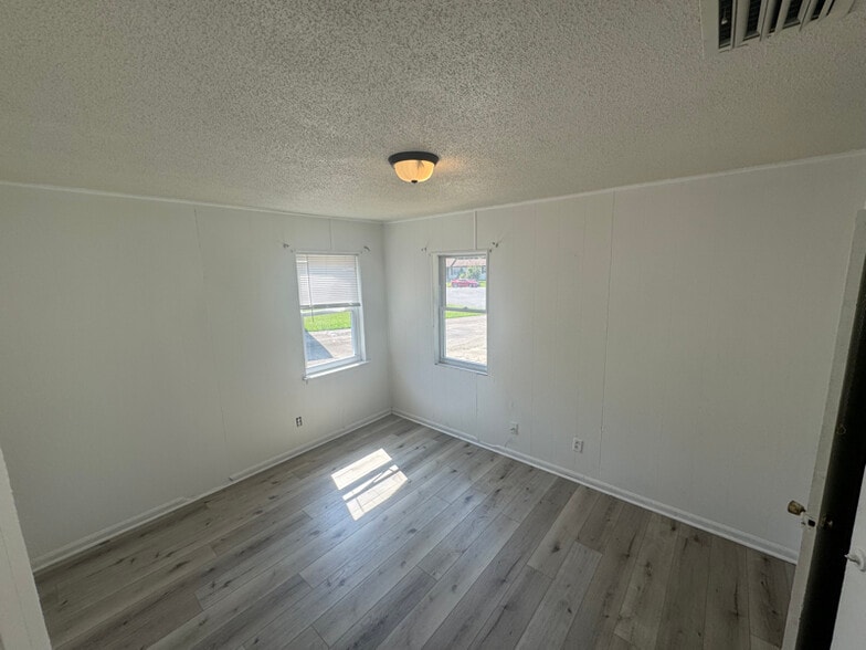 Building Photo - 1317 Hendrix Dr