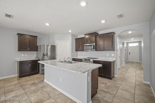 Building Photo - 548 Coyote Dr