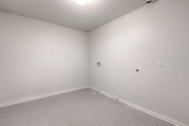 Building Photo - Updated 3 Bedroom 3 Bath Townhome