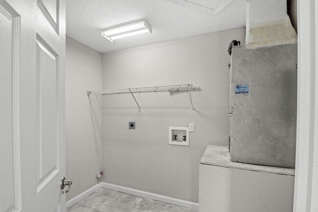 Building Photo - 2625 Heathcote Dr