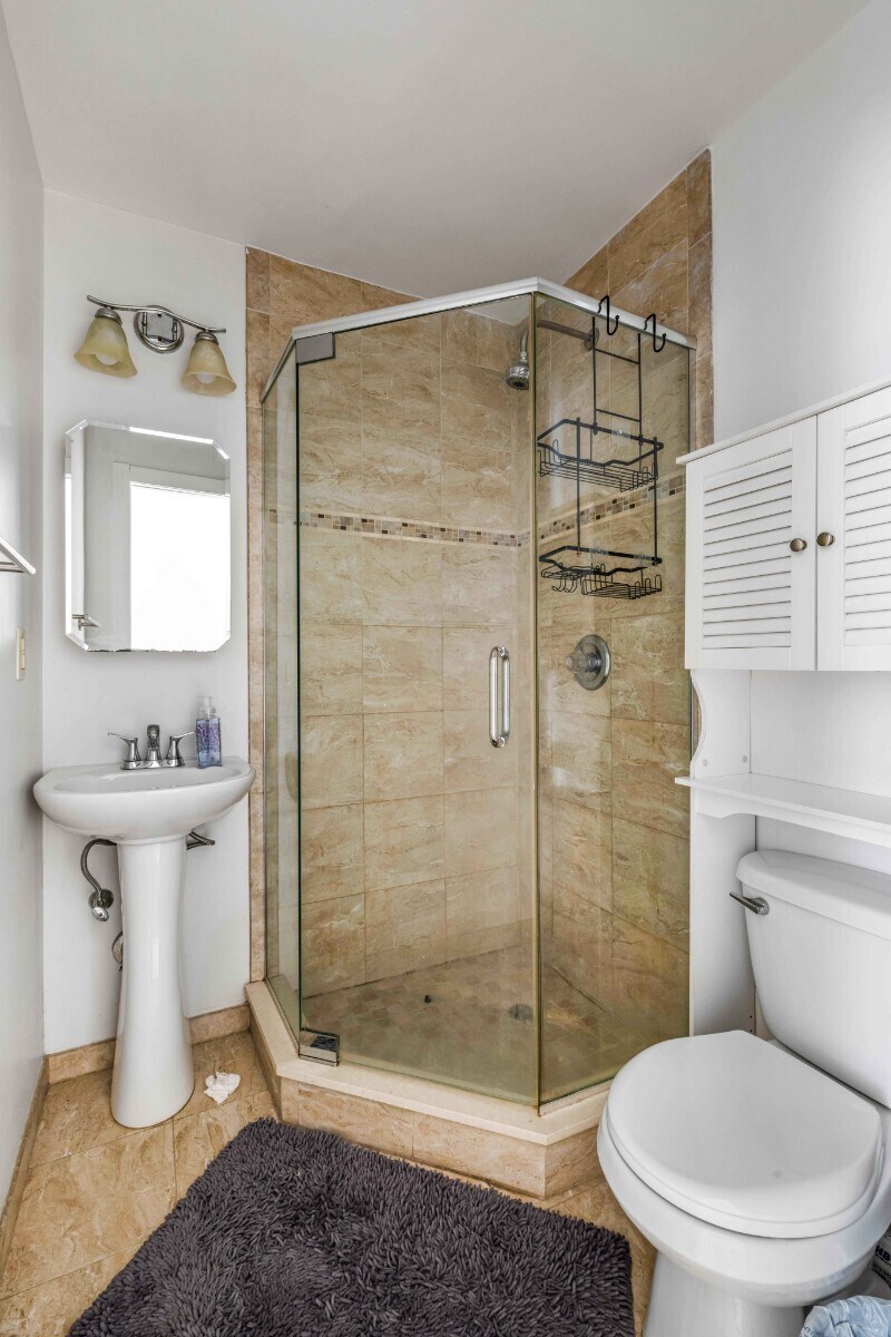 Building Photo - 130 W 81st St