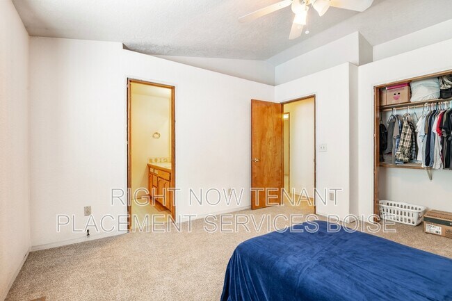Building Photo - 2256 N Pawnee Ln