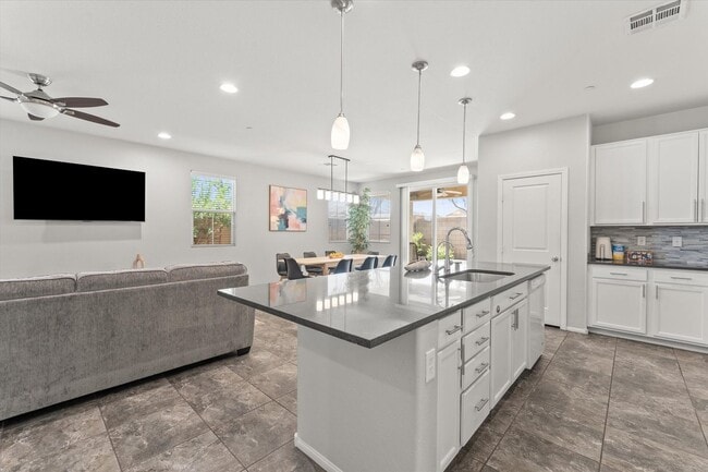Building Photo - Luxe Sunset Retreat