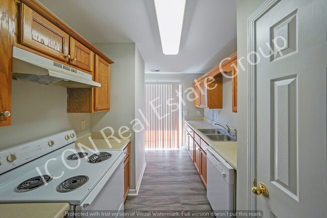 Building Photo - 3/2 Ground Floor apartment with new floori...