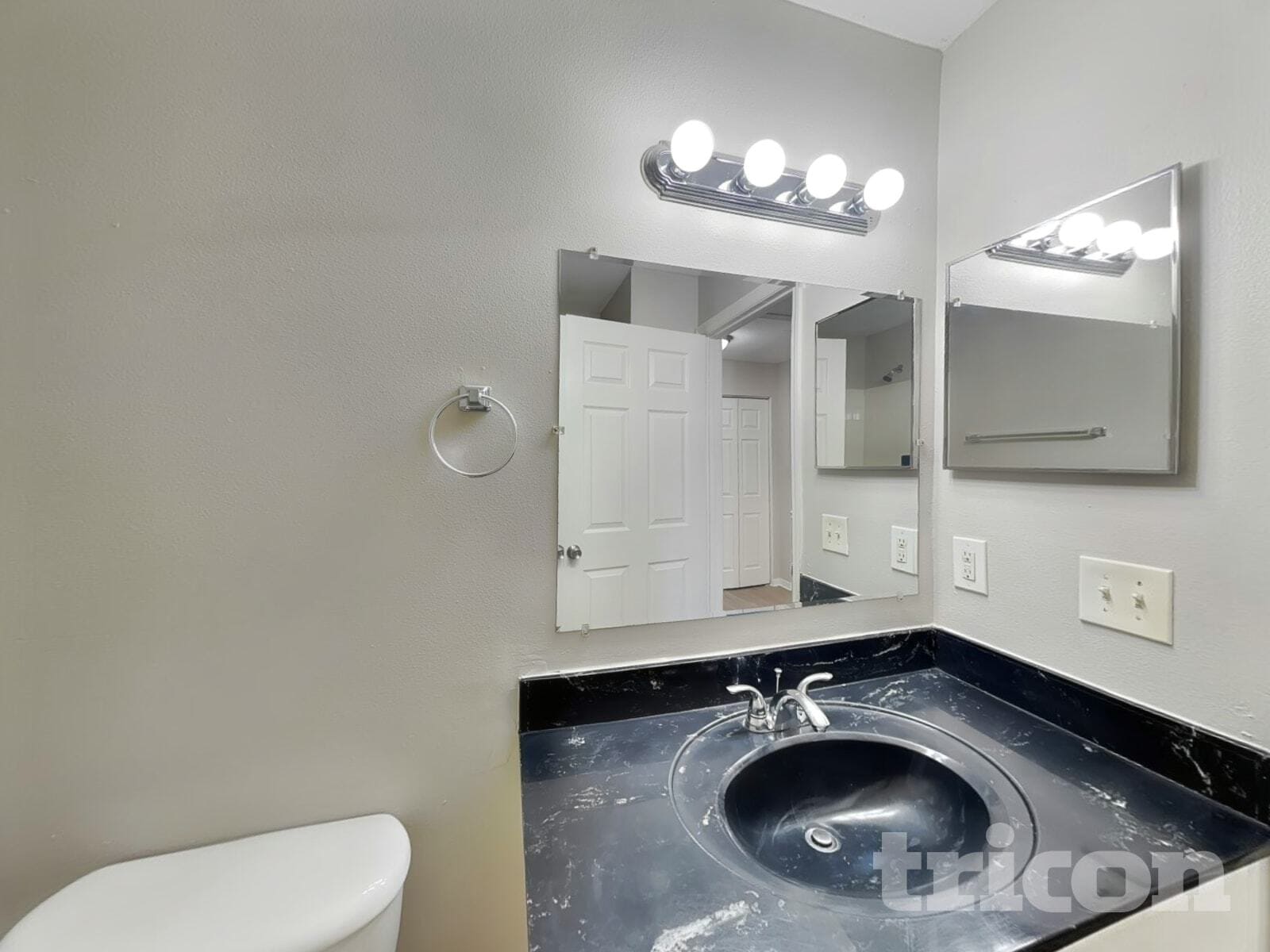 Building Photo - 8312 N Orangeview Ave