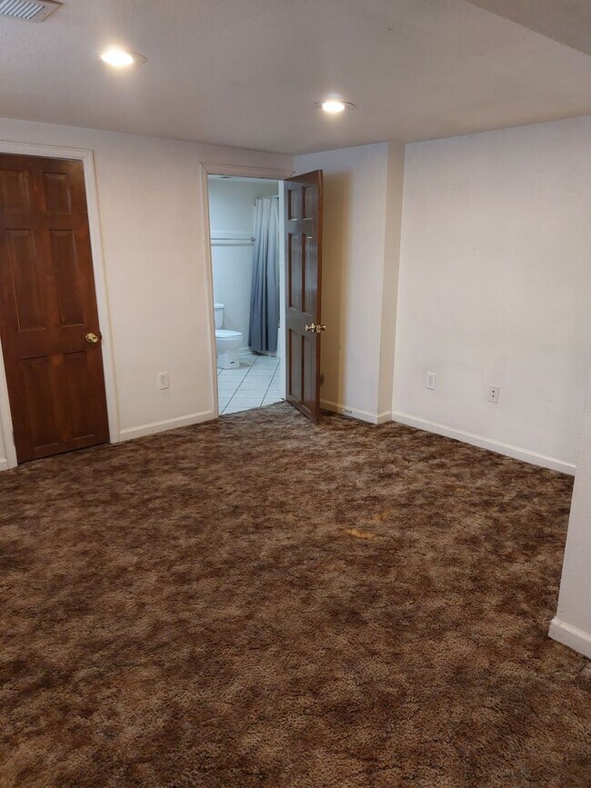 Building Photo - College Housing - 4 bedrooms