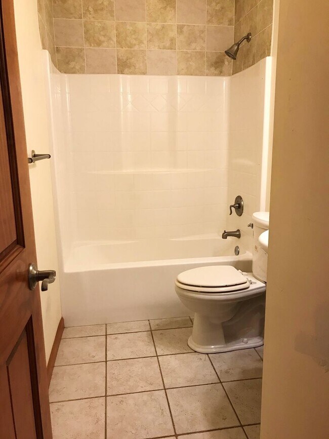 Building Photo - 2 bedrooms, 2 baths Downtown!