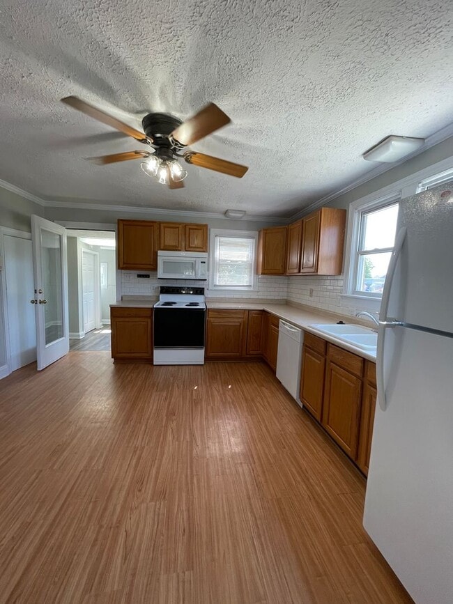Building Photo - SINGLE FAMILY HOME Available August 1st!