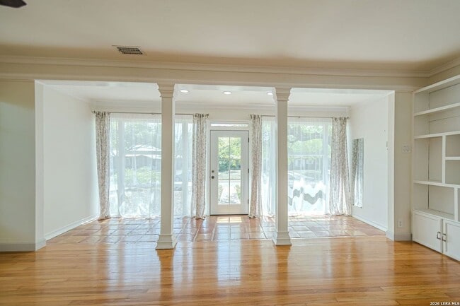 Building Photo - GORGEOUS 4-BEDROOM HOME IN TERRELL HEIGHTS