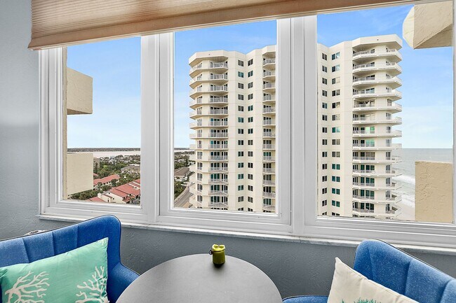 Building Photo - Spacious Oceanfront Condo