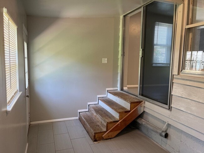 Building Photo - 3 bed 2 bath -Edmond (Danforth and Blvd)