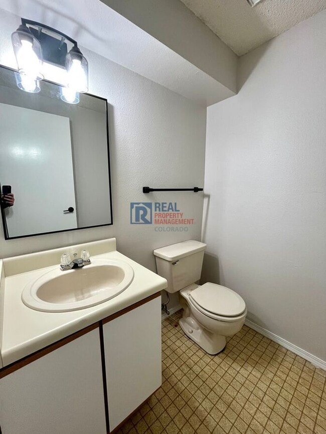 Building Photo - 2229 Villa Rosa Dr