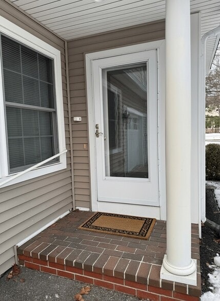 Building Photo - 1 Horseshoe Dr