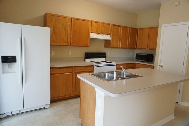 Building Photo - Townhome 2/2.5 with garage and access to Julington Creek amenities