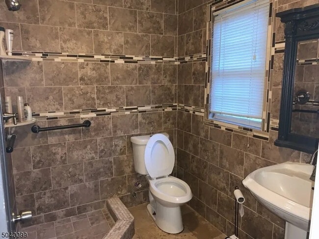 Building Photo - 130 Valley View Dr