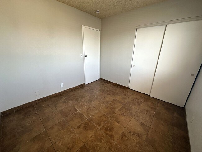 Building Photo - **TWO WEEKS FREE RENT!! ACCEPTS SECTION 8!!** Spacious second floor apartment with large living r...