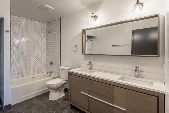 Building Photo - 1 bedroom in Chicago IL 60657