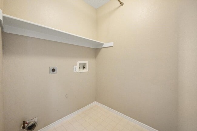 Building Photo - 7700 Glenoaks Dr