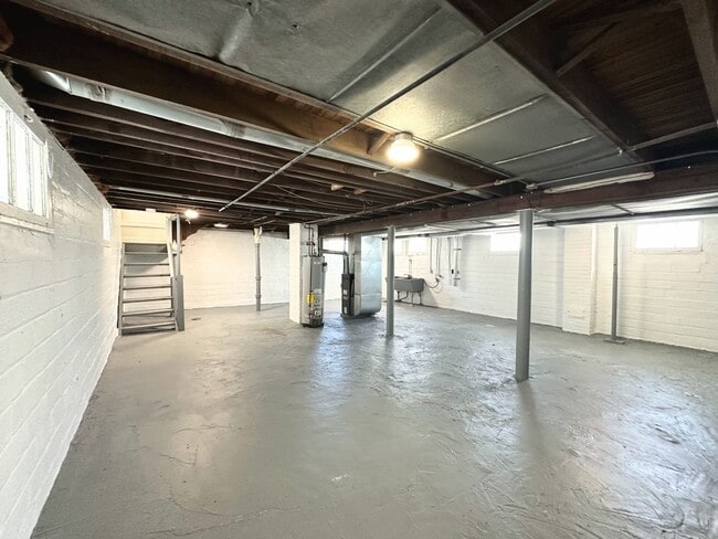 Building Photo - 2 Bed & 1 Full Bath Ranch w/ Basement for ...